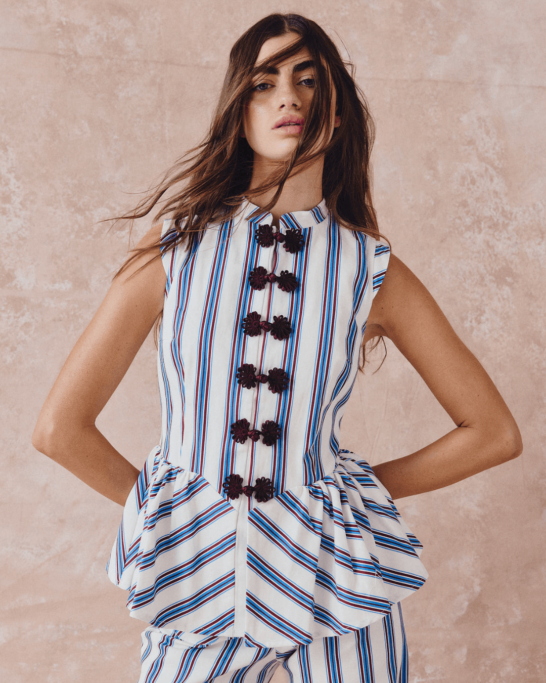 Stand collar button stripe suit