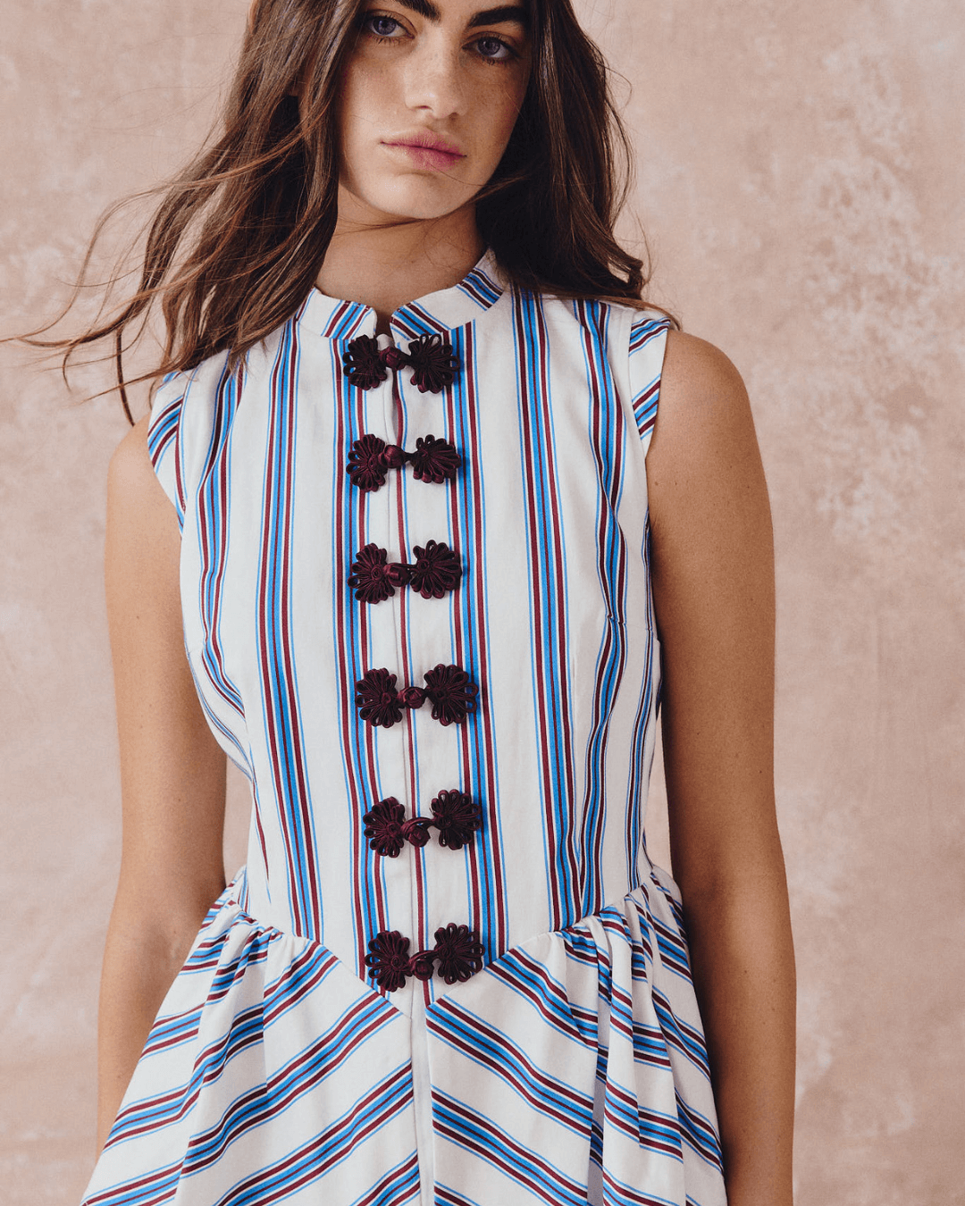 Stand collar button stripe suit