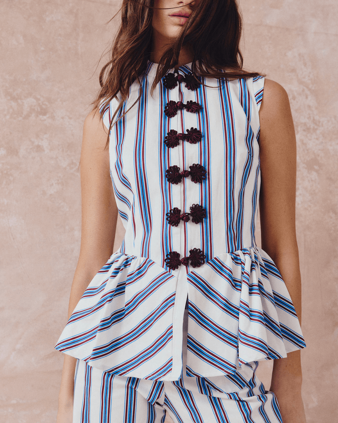 Stand collar button stripe suit